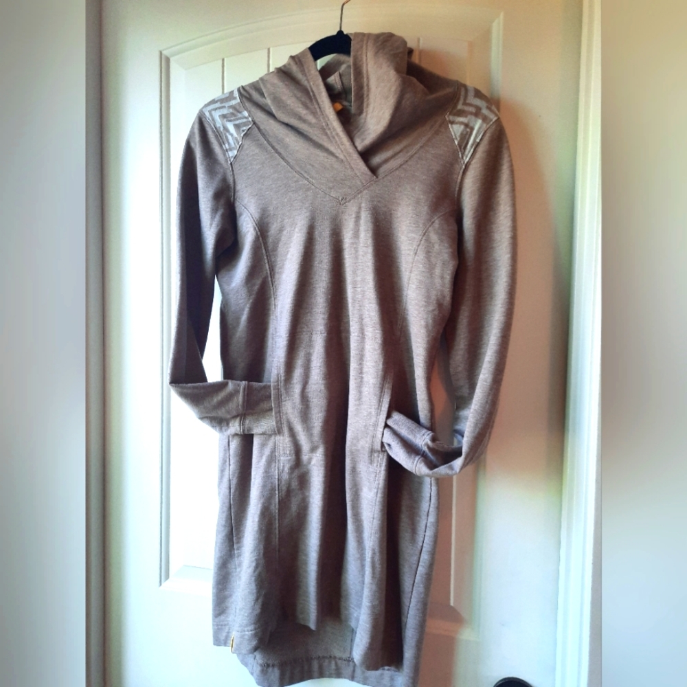 Women's hooded lole dress size small.